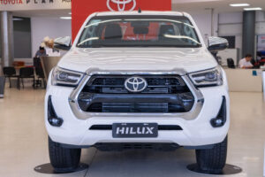 Alternative view of Toyota Hilux 4x4 Srv 2.8 Tdi 2025